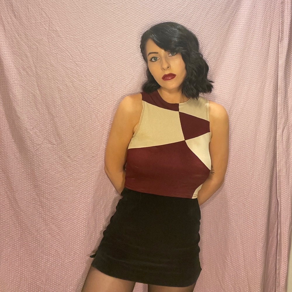 Maroon and beige color block cropped sleeveless top 🥀
